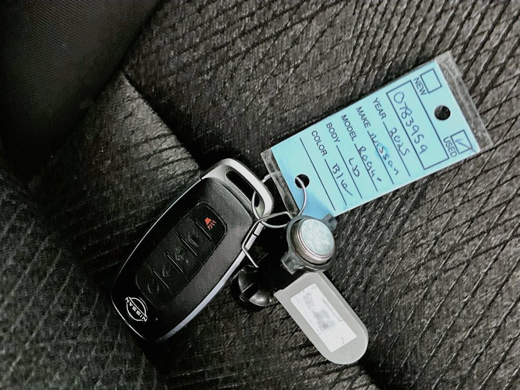 Used 2025 Nissan Rogue SV FWD image 33