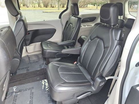 Used 2024 Chrysler Pacifica Touring-L FWD image 18