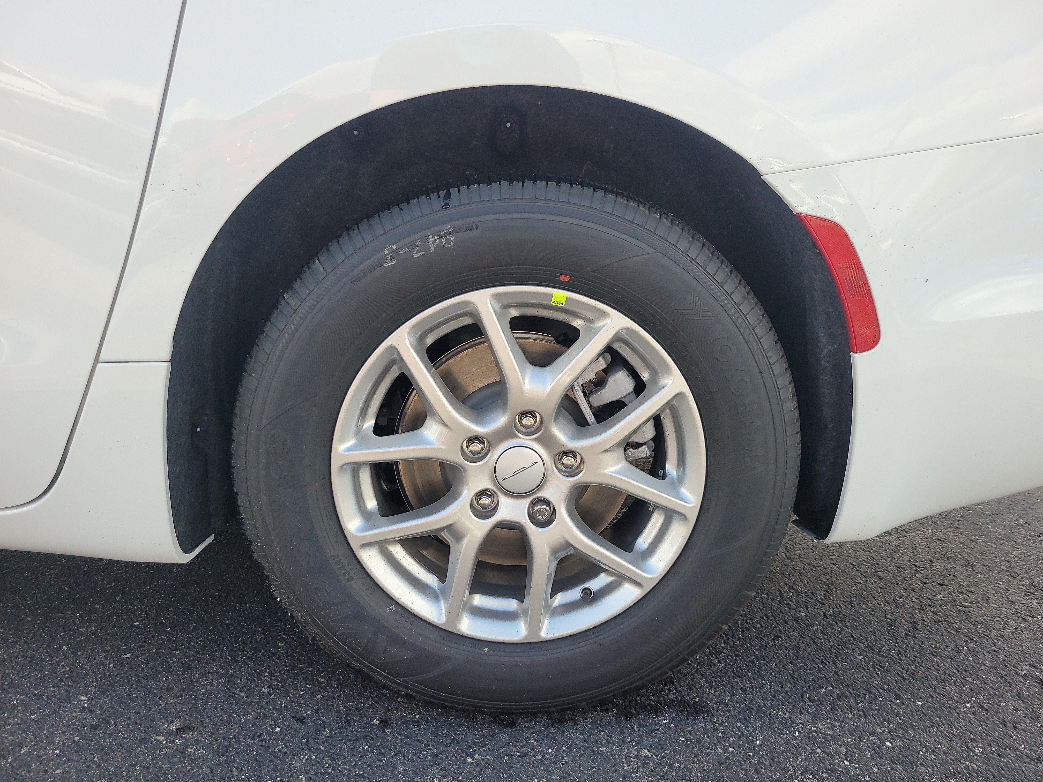 New 2027 Chrysler Pacifica Select FWD image 9