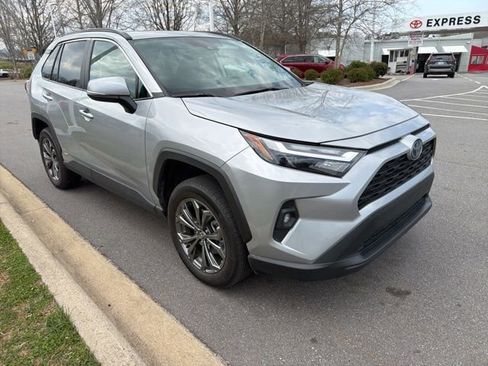 Used 2022 Toyota RAV4 XLE Premium image 10