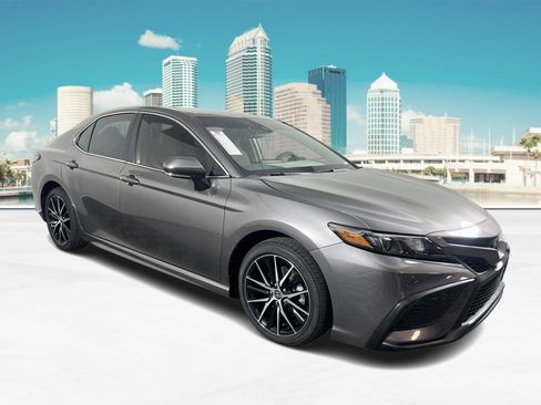 Used 2024 Toyota Camry SE image 1