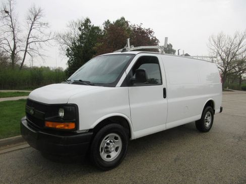 Used 2017 Chevrolet Express 2500 RWD image 2