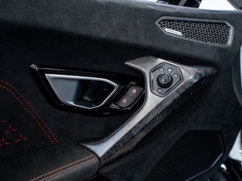 Used 2018 Lamborghini Huracan Performante image 40