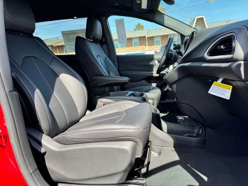 New 2026 Chrysler Pacifica Select image 10