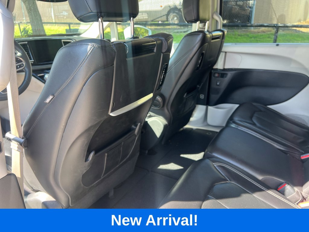 Used 2022 Chrysler Pacifica Touring-L w/ Uconnect Theater Family Group FWD image 14