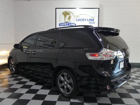 Used 2017 Toyota Sienna SE Premium image 11