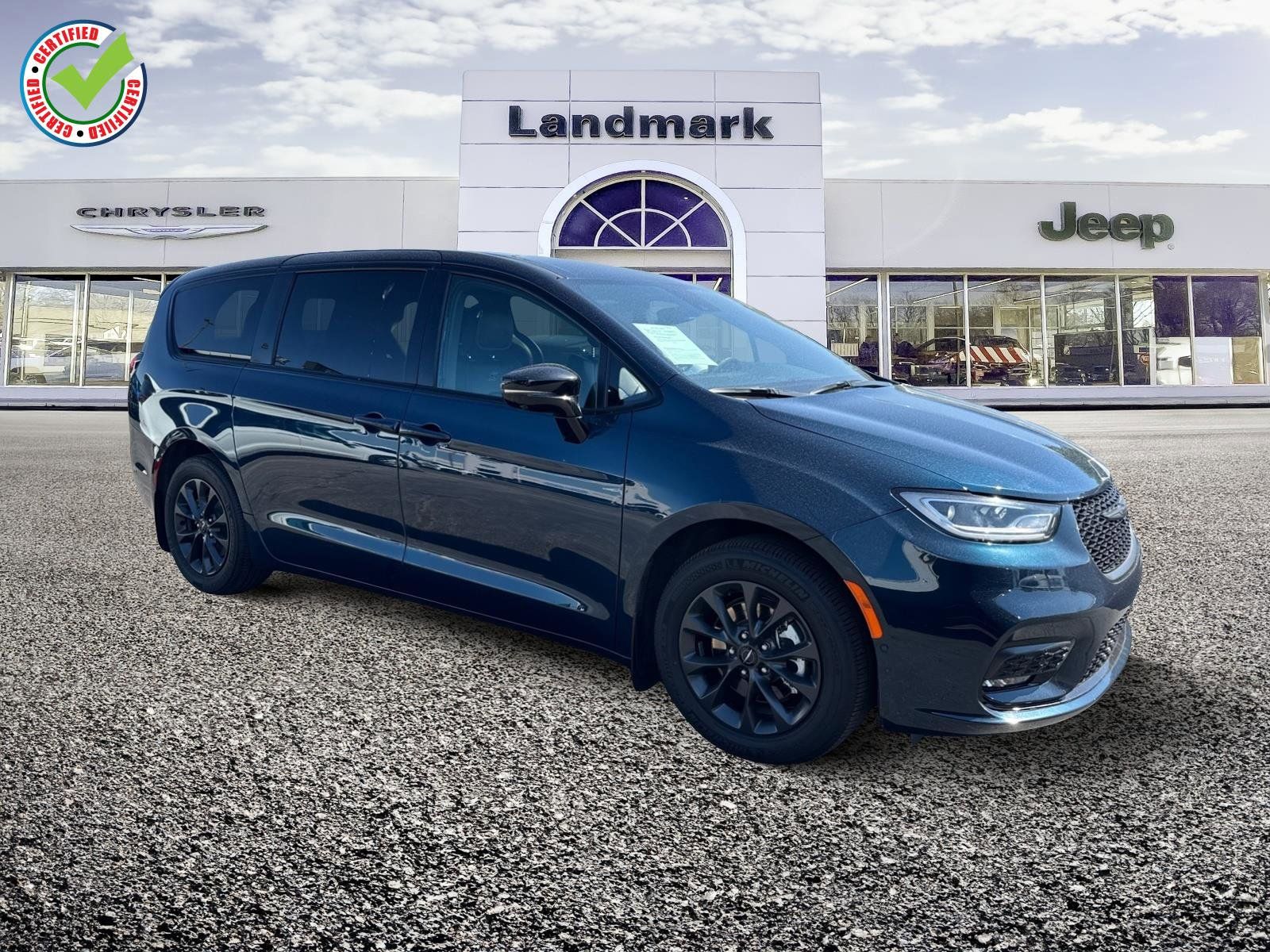 Used 2024 Chrysler Pacifica Limited FWD image 1