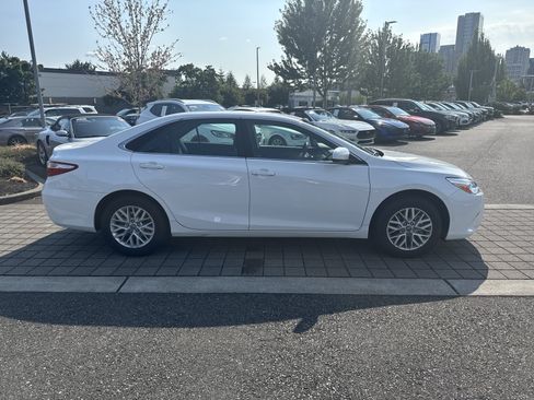 Used 2017 Toyota Camry LE FWD image 4