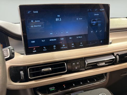 Used 2023 Lincoln Nautilus FWD w/ Premium Package image 18