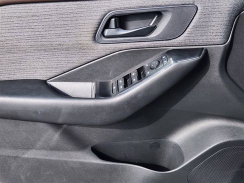 Used 2023 Nissan Rogue S image 21