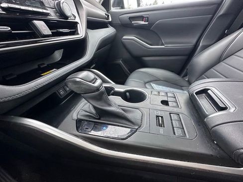 Used 2023 Toyota Highlander XLE AWD/4WD image 16