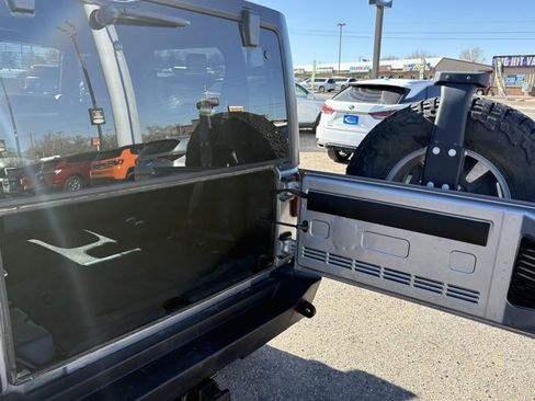 Used 2017 Jeep Wrangler Rubicon w/ Power Convenience Group image 12