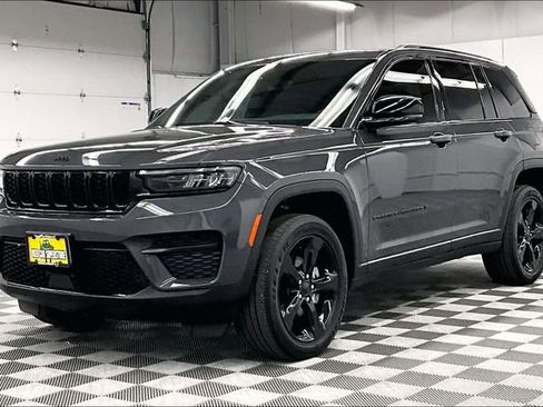 Used 2024 Jeep Grand Cherokee Altitude AWD/4WD image 12
