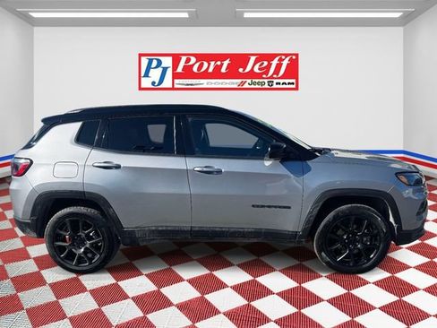 Certified 2022 Jeep Compass Altitude image 5