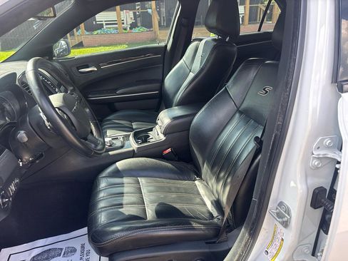 Used 2019 Chrysler 300 S RWD image 10