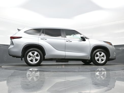Used 2024 Toyota Highlander LE AWD/4WD image 33