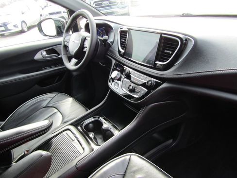 Used 2025 Chrysler Pacifica Limited FWD image 44