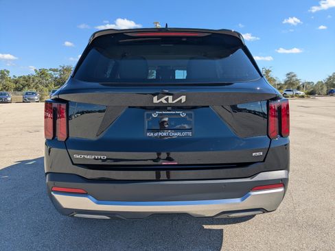 Certified 2025 Kia Sorento S image 6