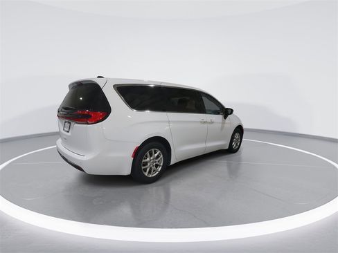 Used 2024 Chrysler Pacifica Touring-L image 8