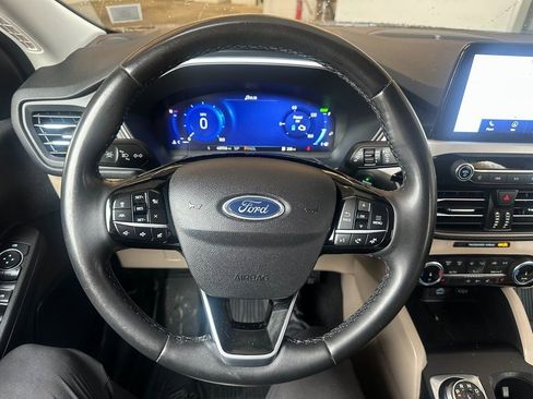 Used 2022 Ford Escape SEL w/ Technology Package image 2