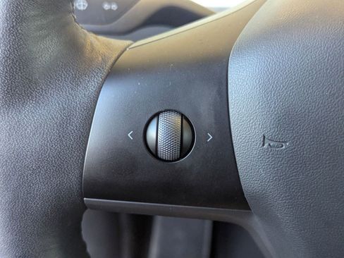 Used 2021 Tesla Model Y Long Range image 17