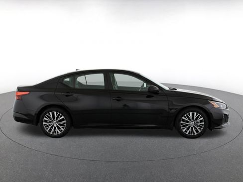 Used 2025 Nissan Altima 2.5 SV FWD image 14