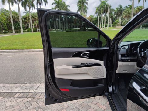 Used 2022 Kia Carnival EX FWD image 22