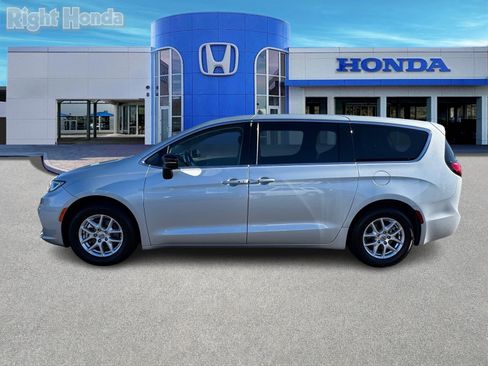 Used 2024 Chrysler Pacifica Touring-L image 3