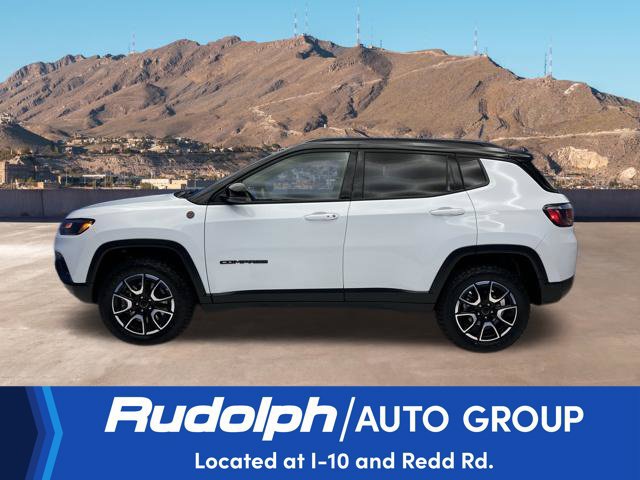 Used 2025 Jeep Compass Trailhawk w/ Trailer Tow Group AWD/4WD image 2