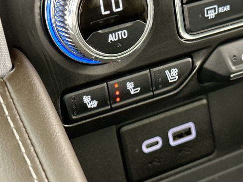 Used 2024 GMC Yukon SLT w/ SLT Luxury Package image 20