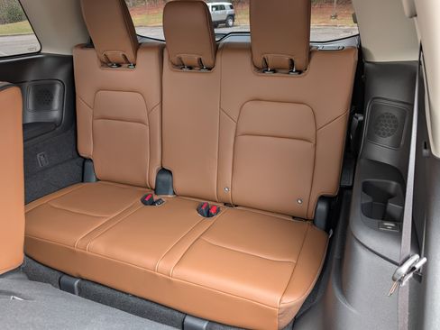 Used 2025 Nissan Pathfinder Platinum w/ Cargo Package image 18