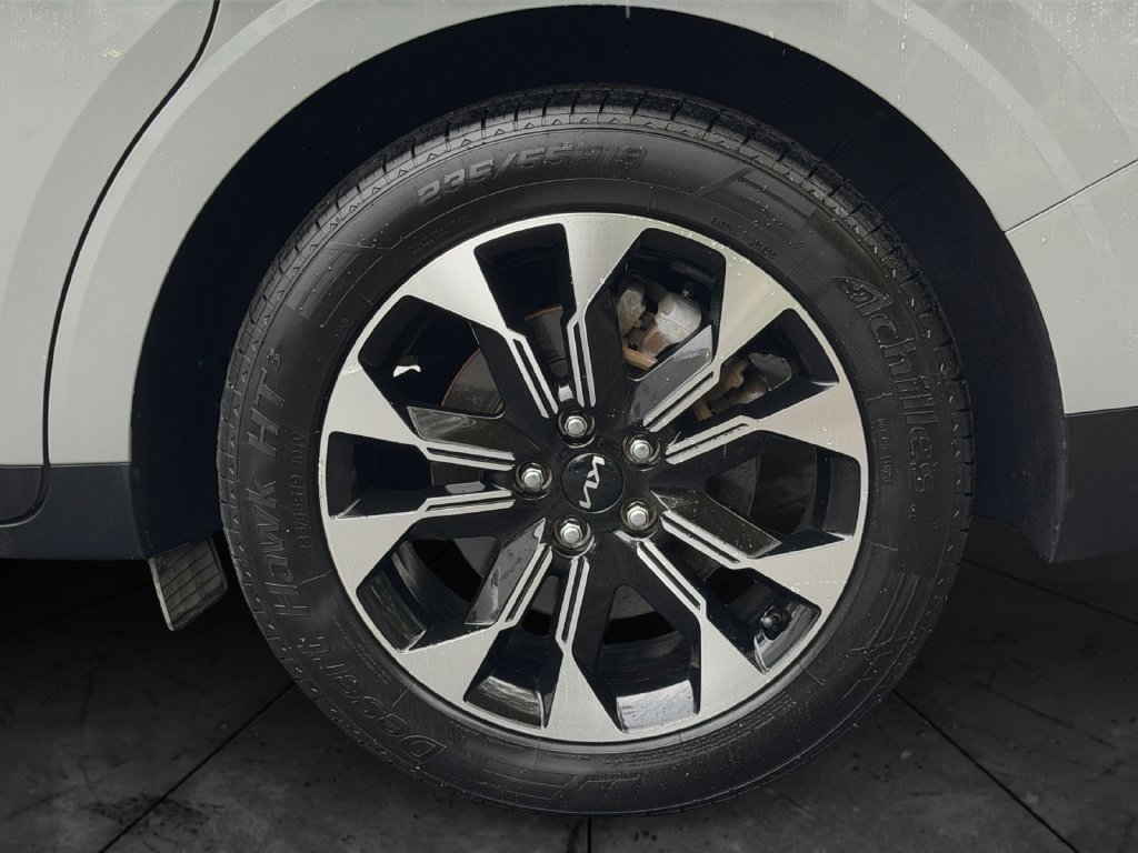 Used 2024 Kia Carnival EX FWD image 27