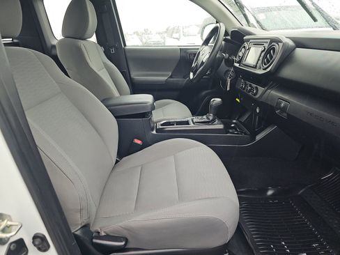 Used 2017 Toyota Tacoma SR image 13