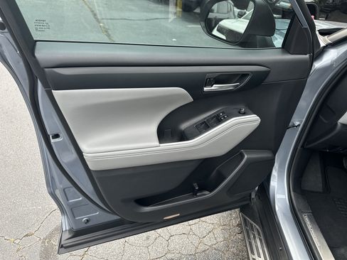 Used 2023 Toyota Highlander XLE FWD image 12