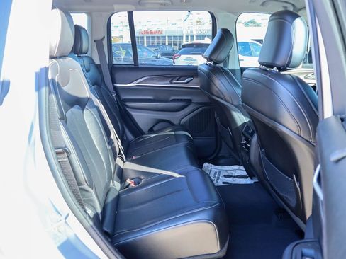 Used 2023 Jeep Grand Cherokee Limited w/ Luxury Tech Group II image 10