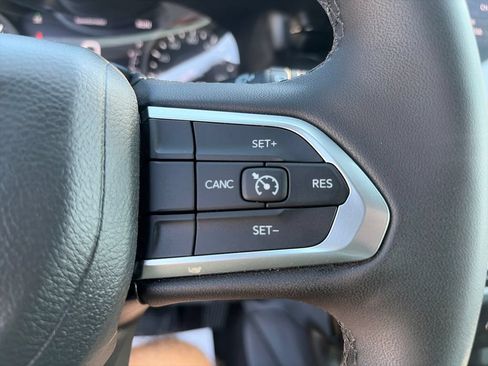 Used 2025 Jeep Compass Latitude w/ Convenience Group AWD/4WD image 32