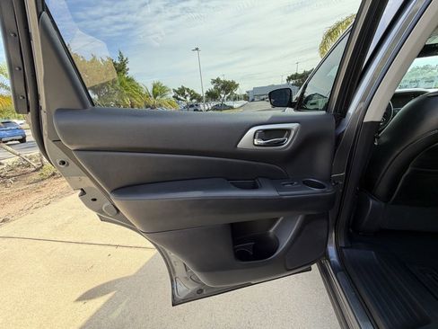 Used 2017 Nissan Pathfinder Platinum w/ Midnight Edition Package image 31