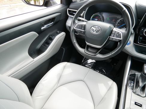 Used 2022 Toyota Highlander XLE AWD/4WD image 9