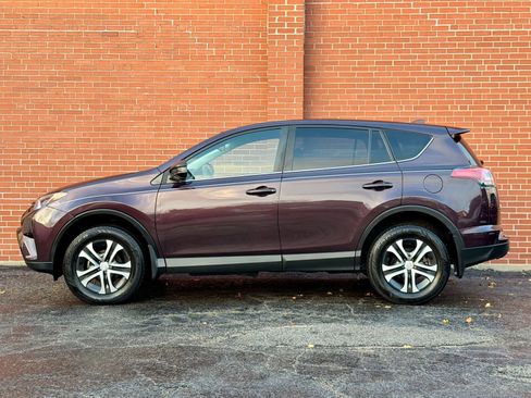 Used 2018 Toyota RAV4 LE image 8