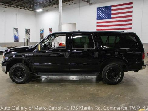 Used 2005 Ford Excursion XLT AWD/4WD image 3