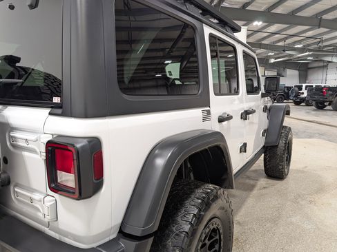 Used 2022 Jeep Wrangler Unlimited Rubicon AWD/4WD image 3