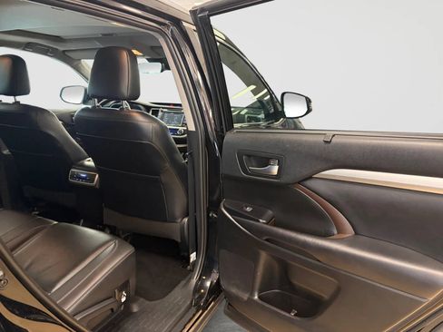Used 2019 Toyota Highlander XLE AWD/4WD image 18