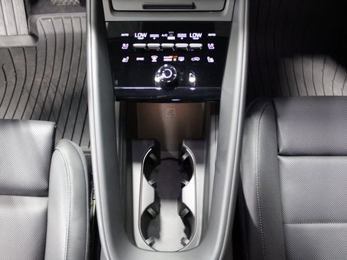 Certified 2024 Porsche Macan 4 Electric image 31