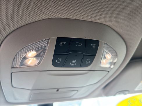 Used 2023 Chrysler Pacifica Touring-L FWD image 21