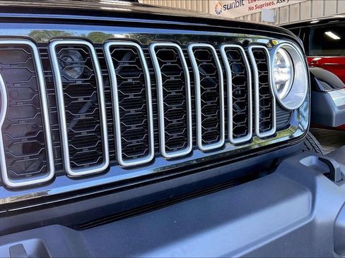 Used 2025 Jeep Wrangler Unlimited Sahara AWD/4WD image 25