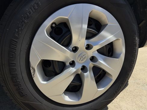 Used 2022 Toyota RAV4 LE image 11