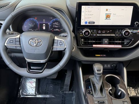 Certified 2026 Toyota Highlander Limited AWD/4WD image 18
