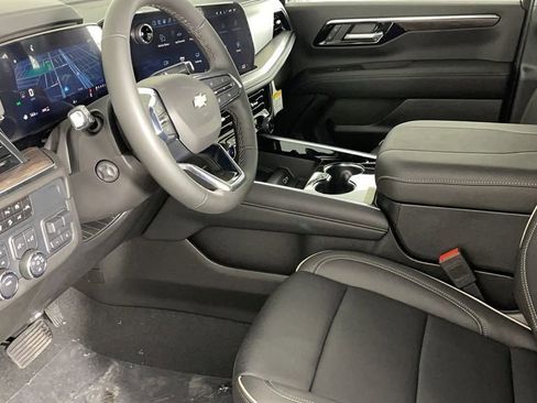 New 2025 Chevrolet Suburban Premier image 11