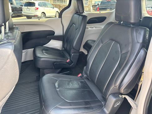 Used 2018 Chrysler Pacifica Touring-L FWD image 13