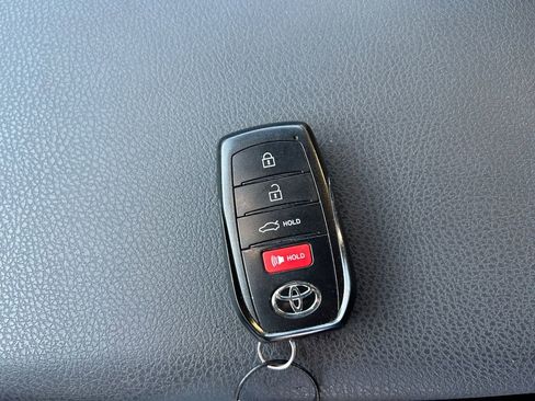 Used 2025 Toyota Camry SE image 33